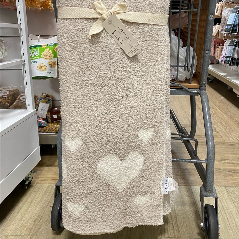 Nicole Miller Artelier Beige Tan Cream Ivory Hearts Throw Blanket 50 x 60 Luxury